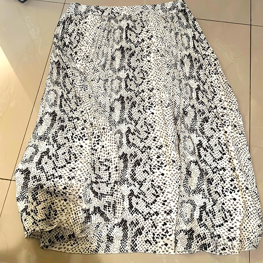 Women’s high waist pleated skirt